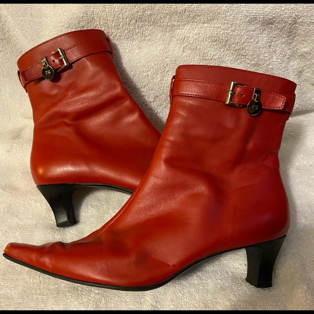 Flat colored red ankle boots.